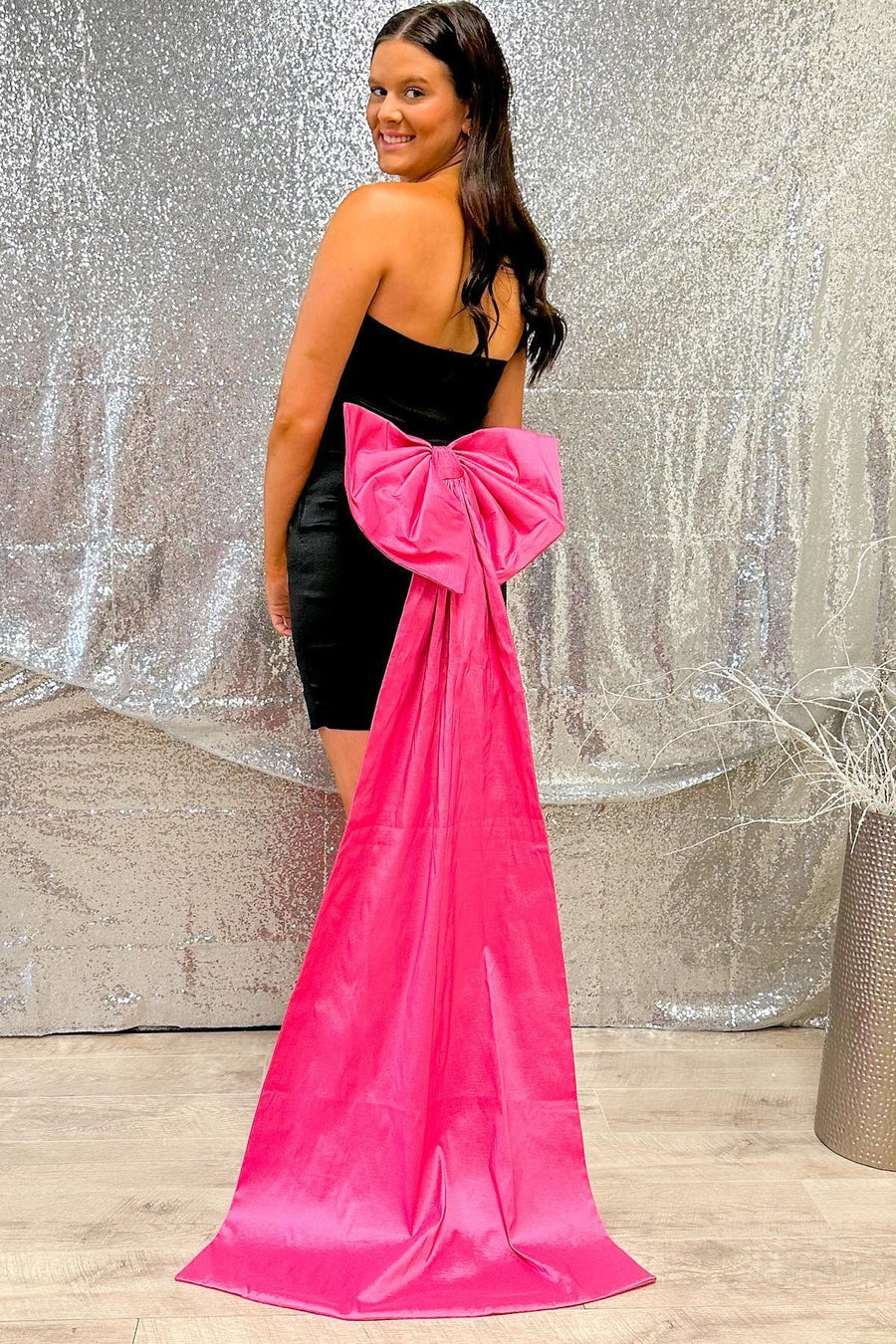 Vestido de fiesta sin tirantes con lazo en la espalda y cola incorporada